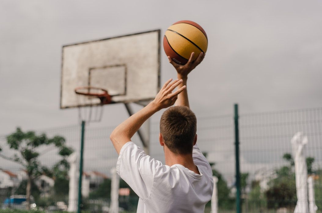 Sebutkan 4 Teknik Dasar Permainan Bola Basket