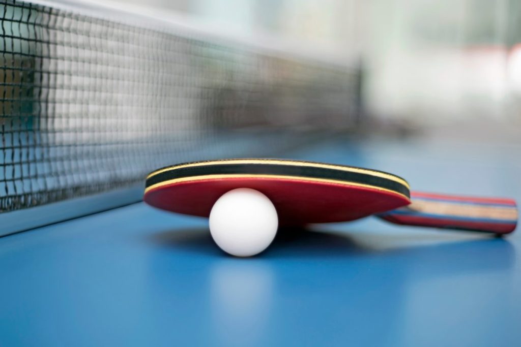 Lapangan tenis meja yang baik terbuat dari