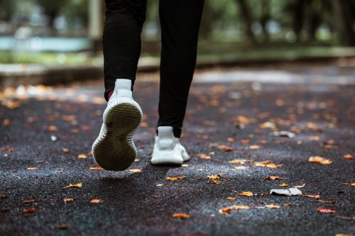 Perbedaan lari dan jalan cepat